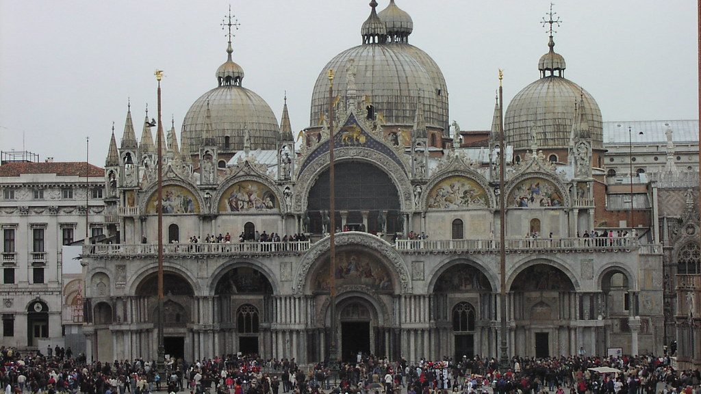 Overtourism: Venezia, Firenze e le città che cercano di difendersi dal turismo di massa